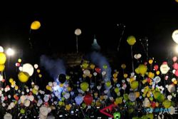 Balon Warna-Warni Meriahkan Malam Tahun Baru di Candi Borobudur