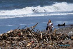 Tumpukan Sampah Terbawa Arus Laut Cemari Pantai di Bali