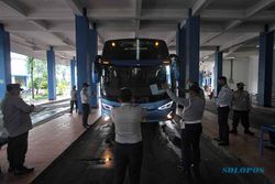 Pemeriksaan Kelaikan Bus Jelang Libur Nataru di Terminal Tirtonadi Solo