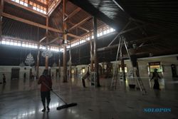 Sukarelawan dari Klaten-Sragen Keroyokan Bersihkan Masjid Agung Solo