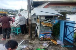 Bus Wisata Bermasalah di Jalanan Menurun, Gerobak PKL Jadi Korban