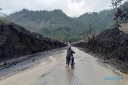 Gunung Semeru Erupsi Lagi, Lumajang Diguyur Hujan Abu Senin Pagi