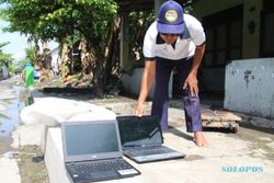 Bikin Nyesek, Warga Klaten Ini Jemur 2 Laptop yang Terendam Banjir