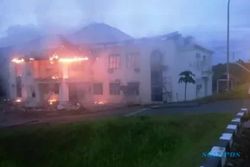 Kantor Diskominfo Natuna Terbakar, Saksi Sebut Api Muncul dari Lantai 2