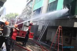 Asap Terkendali, Polisi Olah TKP Kasus Kebakaran Gedung Cyber 1 Jakarta