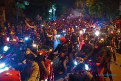 Bubarkan Pesta Suporter Persis Solo, Polisi Tembakkan Gas Air Mata