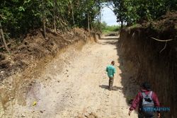 Tanah Dikeruk Untuk Proyek Tol, Warga Pedan Klaten Blokir Jalan