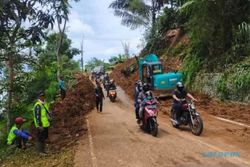 Dua Alat Berat Diturunkan, Jalan Bandung-Cianjur Bisa Dilewati Lagi