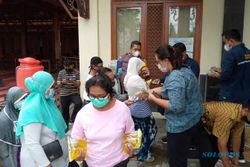 Jual Minyak Goreng Rp14.000/Liter, Operasi Pasar Laweyan Solo Diserbu