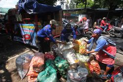 Sayur, Buah, hingga Bumbu Dikirim Pedagang Pasar Legi Solo ke Lumajang