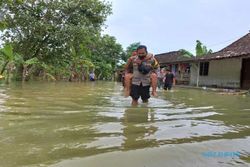 Sosok Bripka Rustam, Terjang Banjir Grobogan Sambil Gendong Nenek-nenek