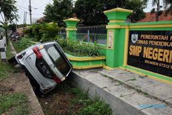 Baru Belajar Nyetir, Mobil Nyemplung Got di Depan SMPN 6 Sragen