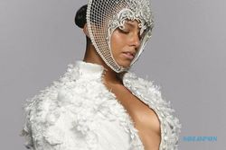 Alicia Keys Kenakan Headpiece Karya Desainer Indonesia Rinaldy Yunardi