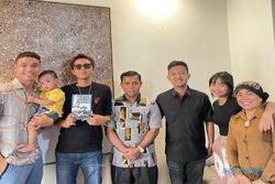 Crazy Rich Surabaya Serahkan Hasil Lelang Buku kepada Ayah Bibi