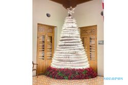 Unik, Solia Hotel Yosodipuro Solo Hadirkan Pohon Natal dari Botol Bekas