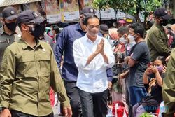 Presiden Jokowi Bagikan Sembako dan Bantuan Ke UMKM di Grobogan