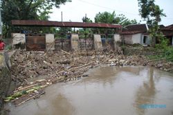 Sampah Menumpuk di Bendung Soka, Warga Waswas Kebanjiran Lagi