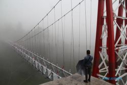 Musim Hujan Pengaruhi Jumlah Pengunjung di Jembatan Gantung Girpasang
