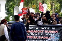 Tuntut Arteria Dahlan Dipecat, Warga Sunda Demo di Gedung Sate Bandung
