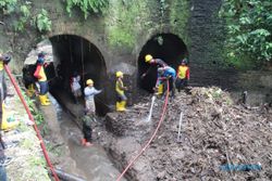 Jembatan Kuno di Klaten Terancam Sampah, Sukarelawan Turun ke Sungai