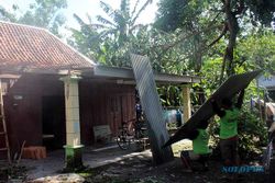 Foto-Foto Warga Perbaiki Rumah Rusak Dampak Hujan dan Angin di Sragen