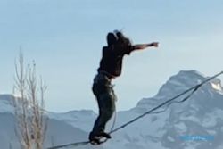 Gokil! Pria Ini Pamer Gerakan Akrobatik Pakai Seutas Tali di Pegunungan
