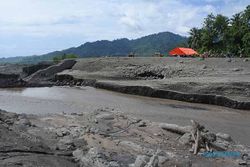 Terisolir Dampak Banjir Lahar Semeru, Siswa Terpaksa Belajar di Tenda