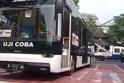 Penampakan Bus Low Deck yang Mengaspal di Kota Solo