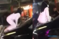 Viral Pria Ketahuan Selingkuh di Mobil, Istri Mencegat dengan Naiki Kap