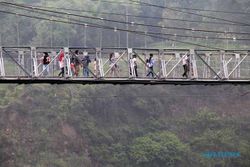 Jembatan Gantung Jadi Primadona, 7.000 Wisatawan Serbu Girpasang Klaten