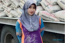 Tangguh! Mahasiswi di Makassar Jadi Kuli Angkut Semen Demi Keluarga