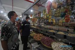 Pantau Harga dan Stok Minyak Goreng, Disdag Solo Sidak di Pasar Legi