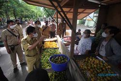 Petugas Imbau Pedagang Pasar Legi Solo Pindah dari Pasar Darurat