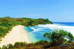 Jelajah Pasir Putih dan Pesona Mistis di Pantai Gondo Mayit Blitar