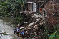Foto-Foto Kondisi Rumah Ambrol Tergerus Arus Sungai Brojo di Solo