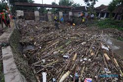 Ekskavator Dikerahkan Singkirkan 2,5 Ton Sampah di Bendung Soka Klaten