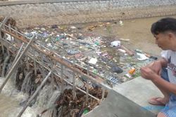Sampah Menumpuk, Jaring Sungai Mubeng Tasikmadu Jadi Masalah Baru