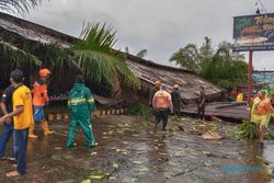 Hujan Disertai Angin, 2 Bangunan Telaga Rindu Resto Lalung Roboh