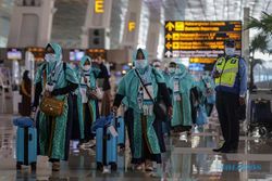 Perdana, Ratusan Orang Berangkat Umrah dari Bandara Juanda