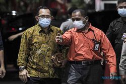Foto-Foto Hakim PN Surabaya yang Terjaring OTT Tiba di Gedung KPK