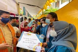 Airlangga Hartarto Jadi Rebutan Foto Emak-Emak di Pasar Salatiga