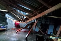 Hujan Disertai Angin Merusak Atap Puluhan Rumah di Jatiyoso