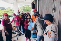 Alumni SMAN 2 Solo Bagi-Bagi Paket Bahan Makanan di Pasar Nusukan