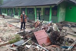 Ambyar... Pagar Tembok SMAN 1 Kemusu Boyolali Jebol Diterjang Banjir