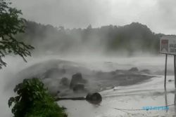 Banjir Lahar Dingin Gunung Semeru Menerjang, 2 Warga Terjebak