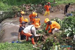 Waspada Banjir, Sukarelawan-Warga Bersihkan Sungai Dimoro Karangpandan