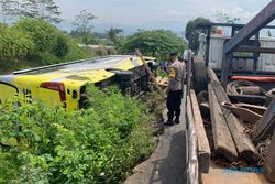 Papasan dengan Motor Tossa, Bus Peziarah Temanggung Terguling di Sawah