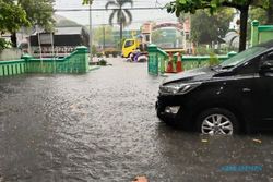 Kantor Kesbangpol Kebanjiran, Pagar DPRD Sragen 50 Meter Ambruk