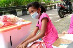 Bocah SD Jualan Snack di Pinggir Jalan Solo demi Bantu Ibu yang Sakit