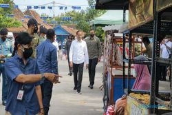 Sempatkan Mampir ke Pasar Gemolong, Presiden Jokowi Bagikan BLT PKL
